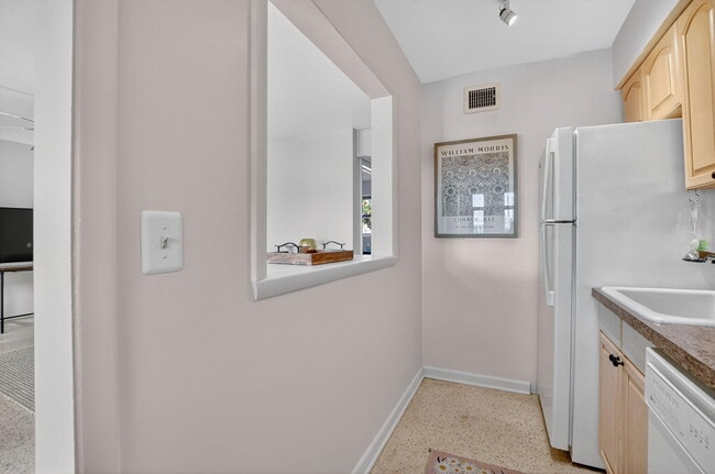 Building Photo - 414 Seasage Dr