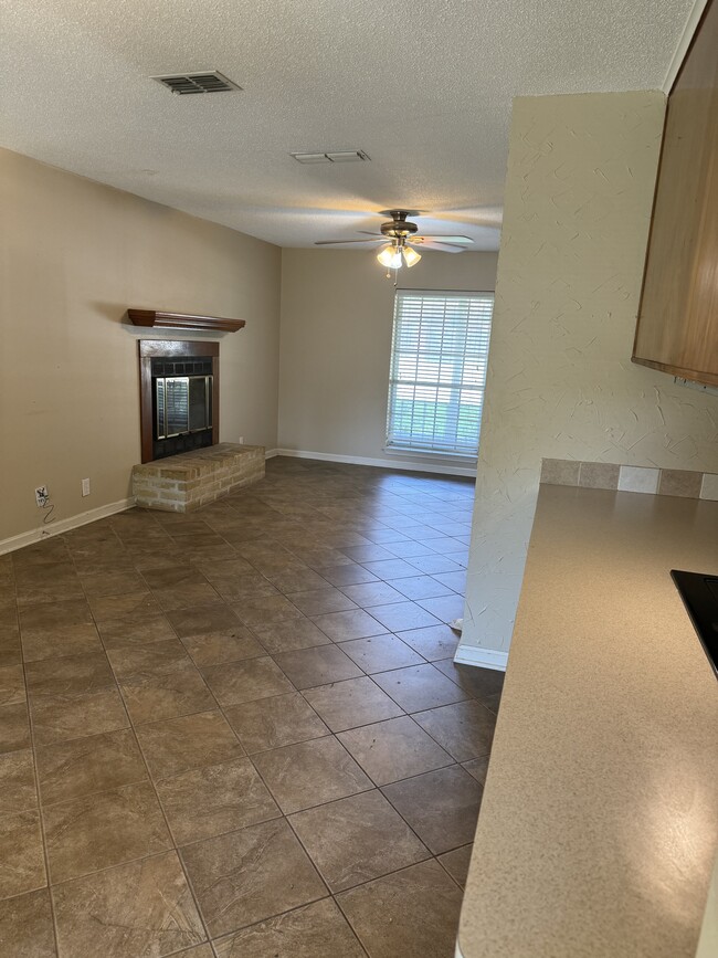 Building Photo - 3000 Mona Dr