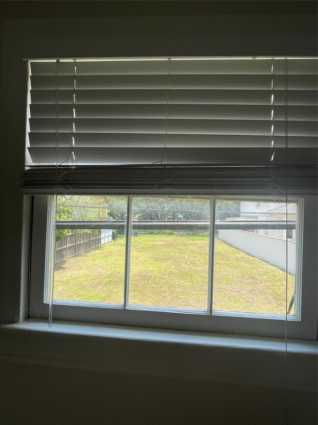 Building Photo - 2030 Bissonnet St