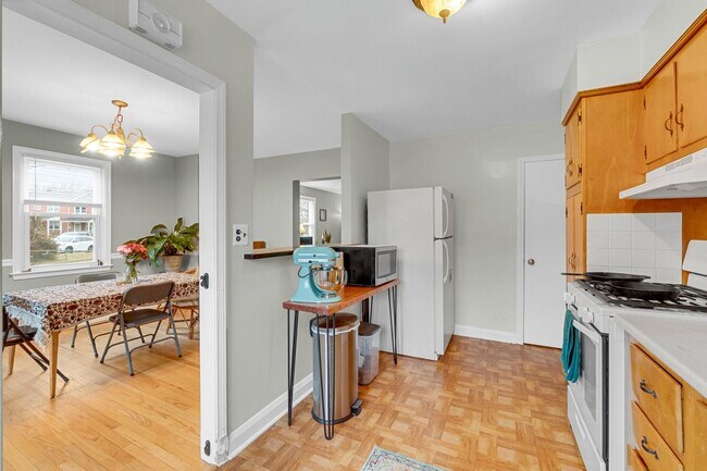 Building Photo - 3-bedroom, 1 and half bathroom end-of-group townhome in the quiet Stoneridge neighborhood in Towson