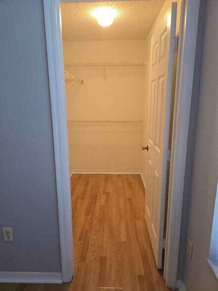 Building Photo - 4240 Summer Landing Dr