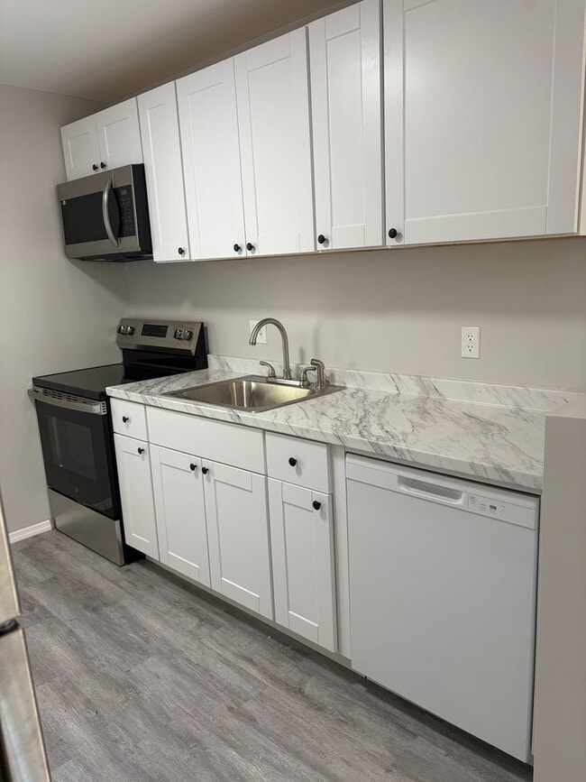 Building Photo - Newly Renovated 2 Bedroom Duplex in Maitland Available Now! Modern Finishes!