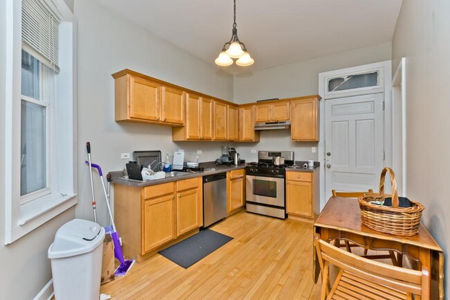 Building Photo - 2 bedroom in Chicago IL 60657