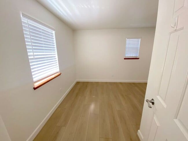 Building Photo - "TinyHouse" Apartment Downstairs - Washer/Dryer, Dishwasher, AC, Parking Space