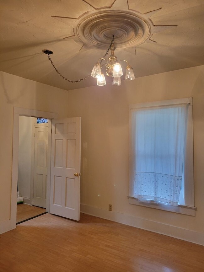 Building Photo - 3 Bedroom, 1 Bath Uptown Victorian Port To...