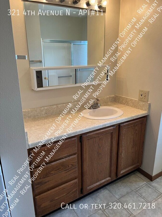 Building Photo - 321 4th Ave N