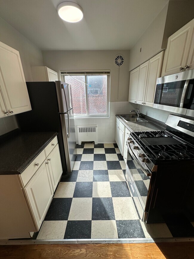 Building Photo - 1271 Morten St