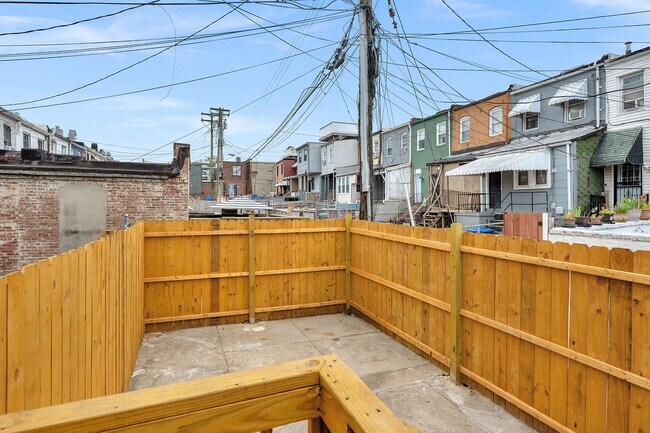 Building Photo - GORGEOUS end unit in Baltimore! 3 Bedrooms 3 Bathrooms Plus a Rec Room!