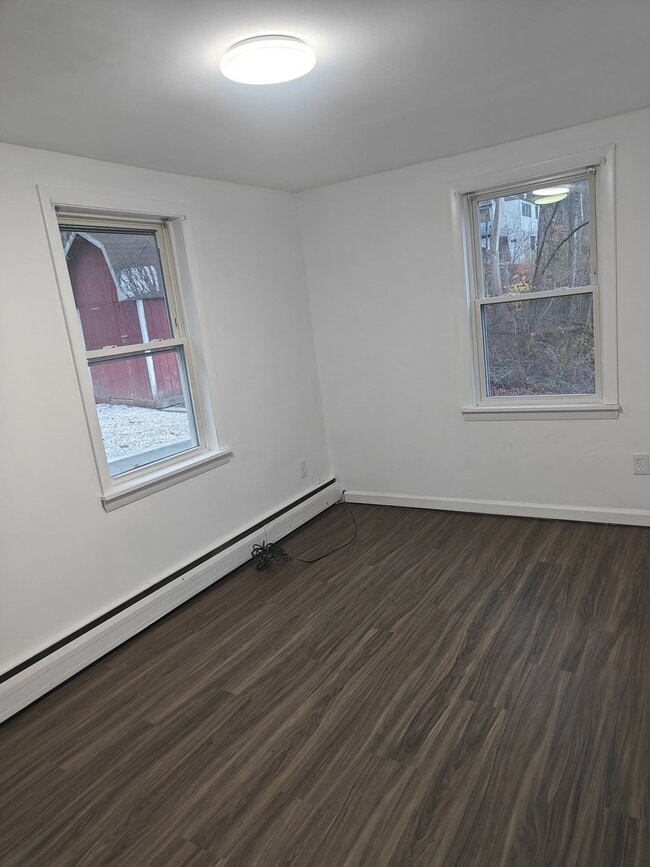 Building Photo - 10 Eastview Dr