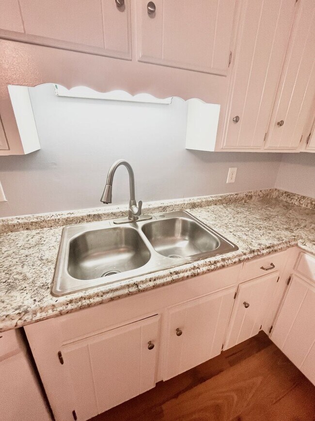 Building Photo - Spacious 2 bedroom/1.5 bathroom Donelson t...