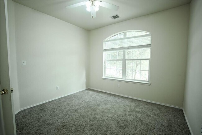 Building Photo - 704 Thrush Dr