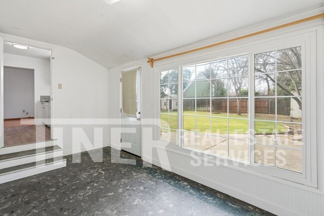 Building Photo - 2407 Sandringham Rd