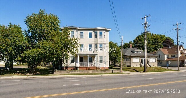 Building Photo - 591 Main St