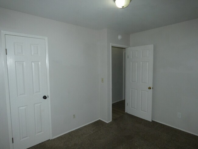 Building Photo - 5045 NE 56th Pl