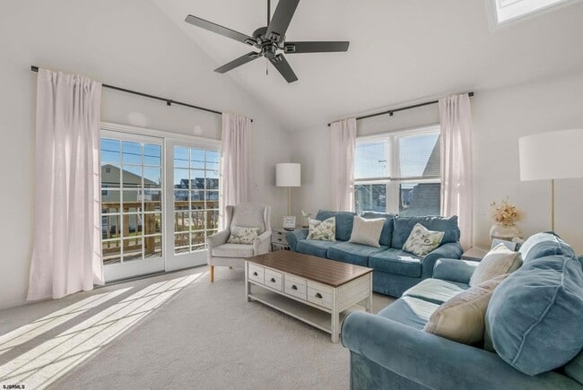 Building Photo - 413 W Beach Ave