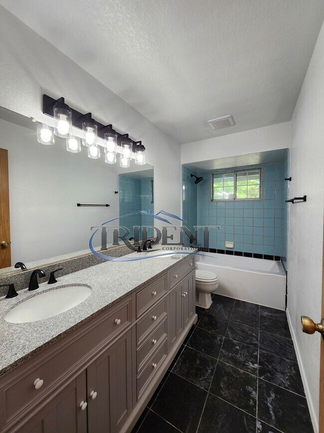 Building Photo - 3 bedroom, 2 bath house