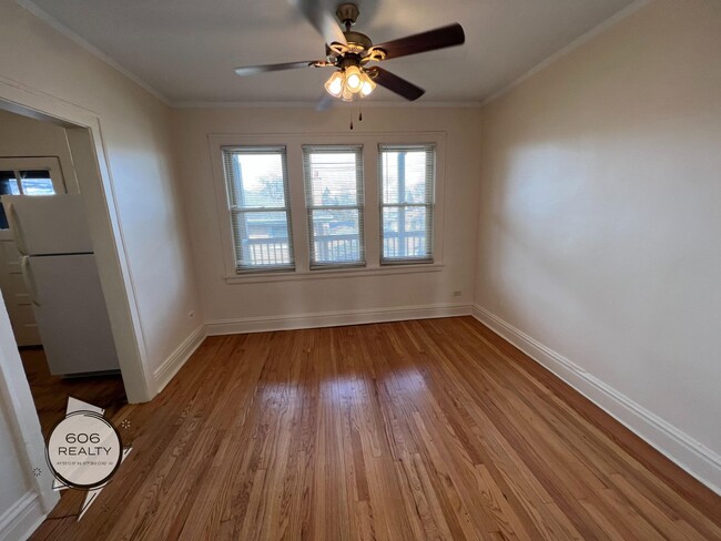Building Photo - Bright and Sunny Forest Park Apts!