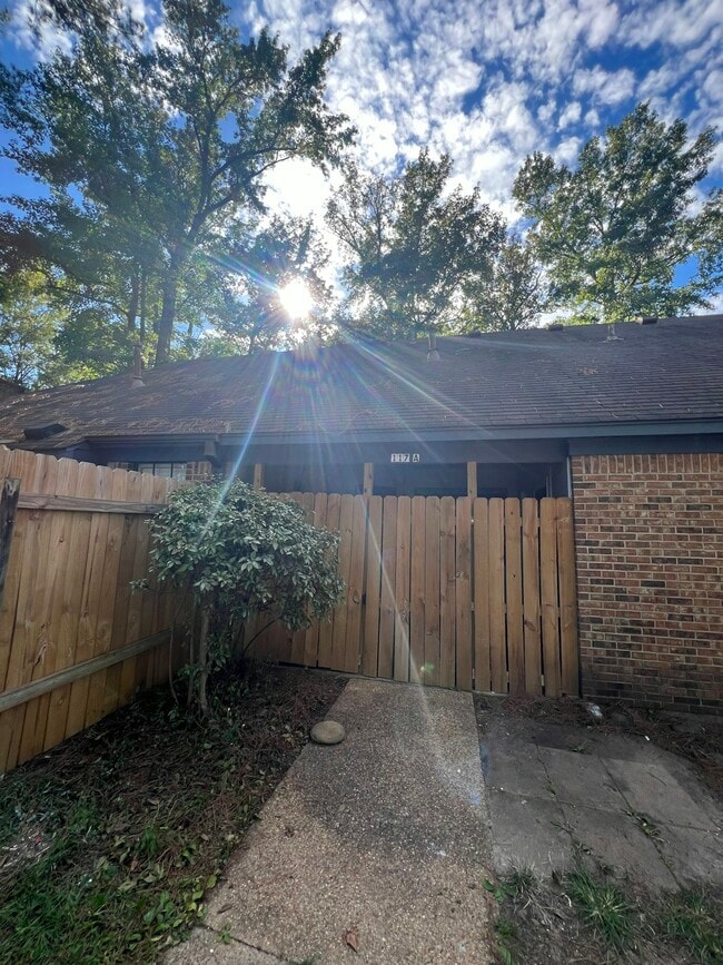 Building Photo - 117 Bent Creek Cir N