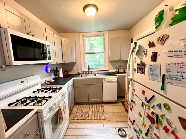 Building Photo - Pittsburgh - 2 Bedroom 1 Bathroom - Spacio...