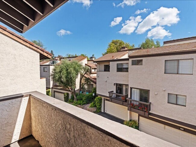 Building Photo - Spacious 3Beds+2.5Baths Townhouse With A B...