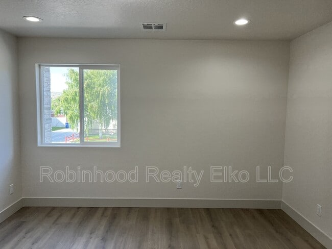 Building Photo - 2433 5th St