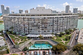 Building Photo - 900 Bay Dr