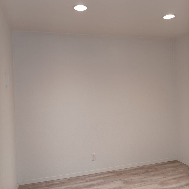 Building Photo - Great Home & Office is Ready for you in Jefferson!