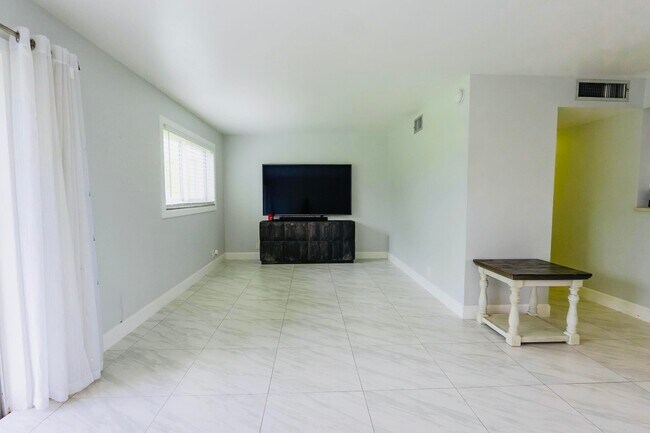 Building Photo - 725 Lori Dr