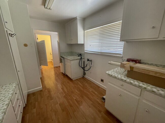 Building Photo - Custom home located next to Oakdale Country Club!