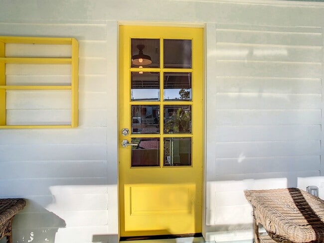 Building Photo - Charming two bedroom two bathroom cottage in North St. Petersburg Fully Updated.