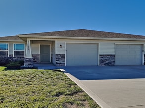 Building Photo - Charming 3BR/2BA Ranch Duplex w/ Garage – Colonial Gardens