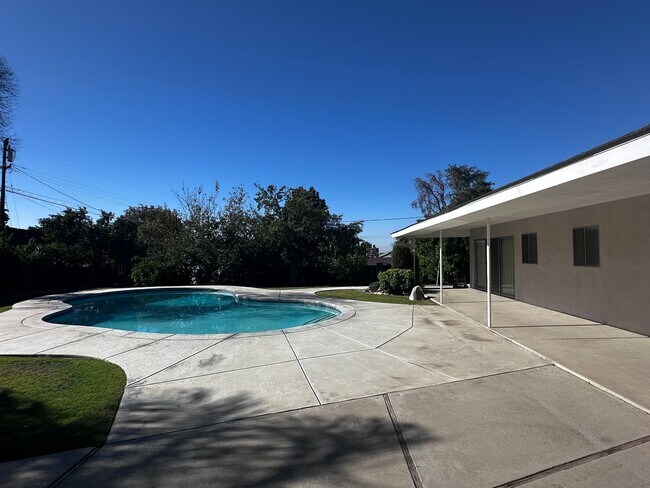 Building Photo - HOUSE