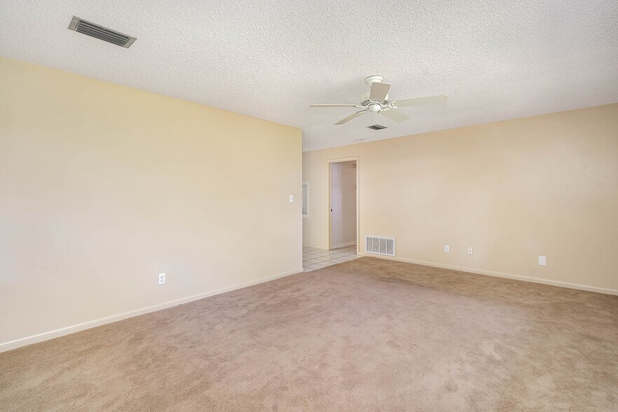 New carpet in all bedrooms! - 2908 Ivy St