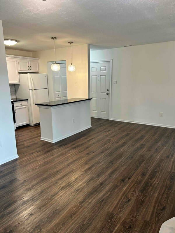 Building Photo - 608 Diamond Dr