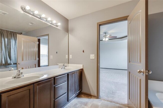 Building Photo - 4135 Whitfield Oak Way NE