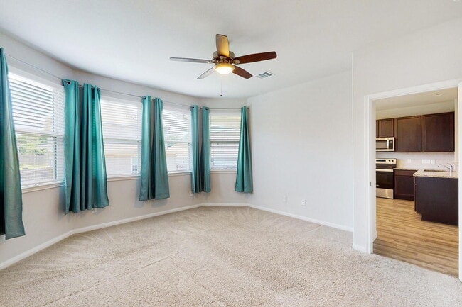 Building Photo - 5 bedroom 2.5 bath home in Bryan