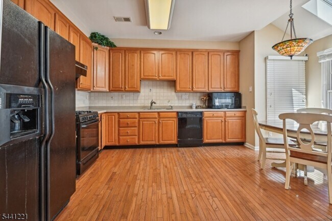 Building Photo - 233 Patriot Hill Dr