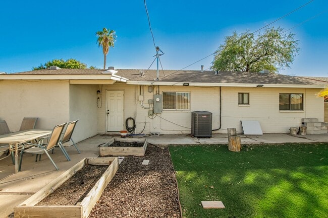 Building Photo - 4 Bedroom 2 Bathroom with Arizona Room in Tempe