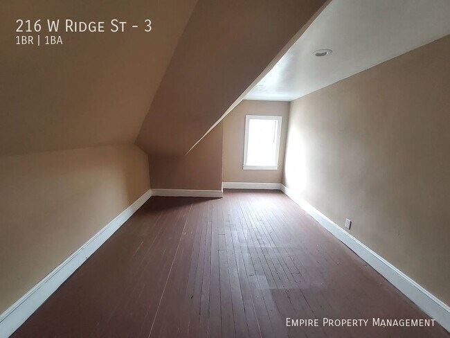 Building Photo - Available Now- 1 bedroom, 1 bathroom in La...