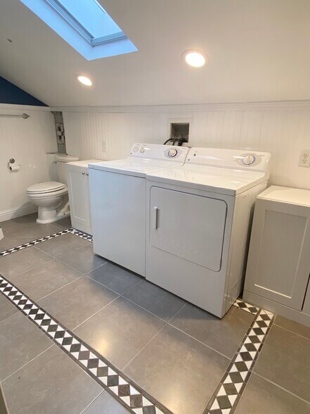 Washer/dryer in the bathroom - 1610 22nd St