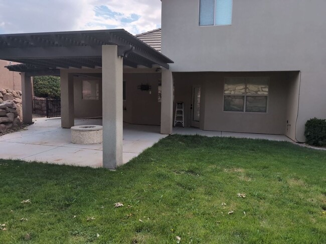 Building Photo - PET FRIENDLY -Spacious 6 Bedroom Home in St. George