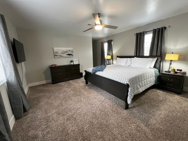 Building Photo - Fully Furnished rental with excellent cent...