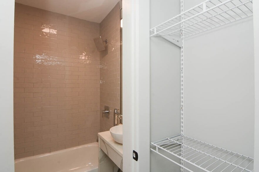 Building Photo - 553 W Belmont Ave