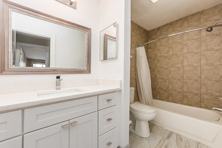 Building Photo - 2257 Hedgerow Road