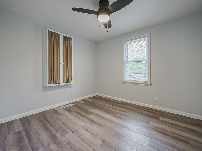Building Photo - Welcome to this beautiful 2 bedroom, 1 bat...