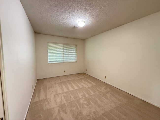 Building Photo - Single Story Home in Quiet Neigbhorhood Ne...