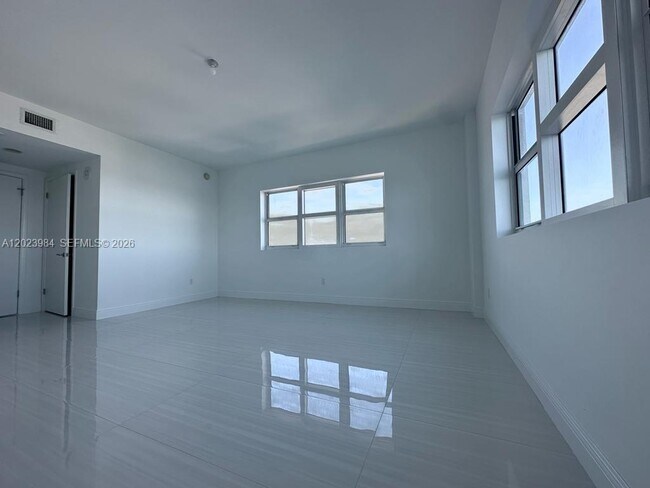 Building Photo - 2650 Lake Shore Dr