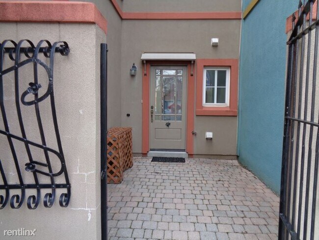 Building Photo - 2 br, 3 bath Townhome - 13 Market Plaza