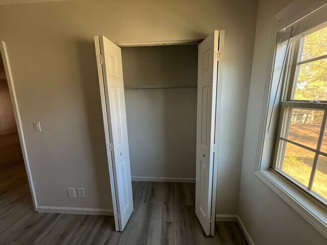 Building Photo - Modern 2-Bed, 1-Bath Oasis with Central Ai...