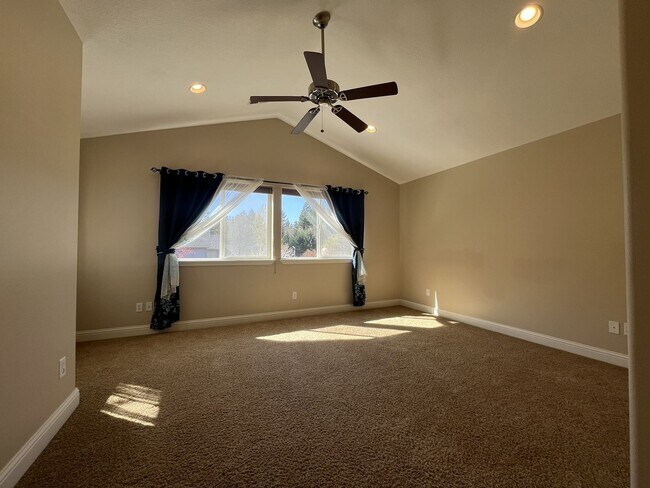 Building Photo - Beautiful 5 Bedroom Home + Office with Grand Entry, Gourmet Kitchen & Private Backyard